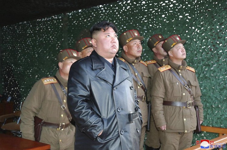 Media milik pemerintah Korea Utara melaporkan, Senin (30/3), Korea Utara sukses melakukan uji coba peluncuran roket-roket terbaru sehari lalu.