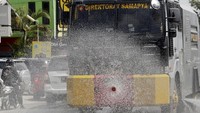 Begintu juga dengan Polda Gorontalo bersama TNI, Dinas Perhubungan dan Pemadam Kebakaran melakukan penyemprotan cairan disinfektan secara massal di jalanan protokol dan fasilitas umum di Kota Gorontalo, Kabupaten Bone Bolango dan Kabupaten Gorontalo guna mencegah penyebaran virus corona baru atau COVID-19. ANTARA FOTO/Adiwinata Solihin
