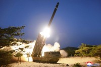 Media milik pemerintah Korea Utara melaporkan, Senin (30/3), Korea Utara sukses melakukan uji coba peluncuran roket-roket terbaru sehari lalu.
