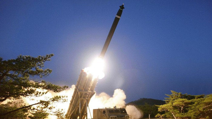 Media milik pemerintah Korea Utara melaporkan, Senin (30/3), Korea Utara sukses melakukan uji coba peluncuran roket-roket terbaru sehari lalu.