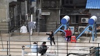 Terlihat warga menjalani kehidupan seperti biasa di dalam dan sekitar apartemen mereka. (dok Reuters)