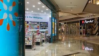 Sementara itu, pusat perbelanjaan Bintaro Jaya Xchange di Tangerang Selatan, Banten, juga masih buka seperti biasa tapi jamnya yang dikurangi. Tapi itu tidak berlaku bagi toko farmasi, hanya saja mereka menerapkan penutupan sementara dan pembatasan jam operasional supermarket serta apotek sebagai dukungan kepada pemerintah dalam pencegahan penyebaran virus corona (COVID-19). ANTARAFOTO/Puspa Perwitasari