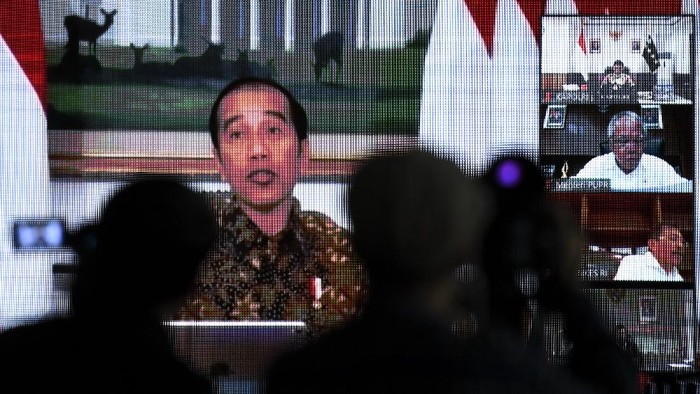 Presiden Joko Widodo menghimbau masyarakat Indonesia untuk tidak diperkenankan mudik demi mencegah penularan virus corona (COVID-19).