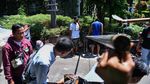 Lelah Menunggu Pemerintah, Jalan Kampung Ini di Lockdown Warga