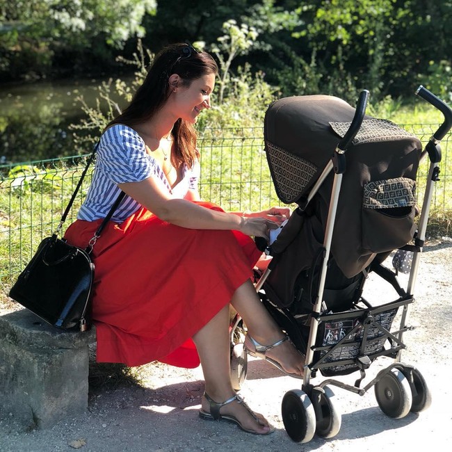 Sophie Brussaux juga adalah founder dan direktur artistik dari ArtsHelp, sebuah organisasi non profit yang menyediakan wadah untuk para seniman membuat perubahan melalui karya mereka. Foto: Instagram @sophieknowsbetter