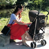 Sophie Brussaux juga adalah founder dan direktur artistik dari ArtsHelp, sebuah organisasi non profit yang menyediakan wadah untuk para seniman membuat perubahan melalui karya mereka. Foto: Instagram @sophieknowsbetter