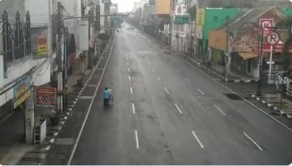 Di Tengah Sepinya Jalanan, Penjual Bandros Ini Masih Semangat Jualan