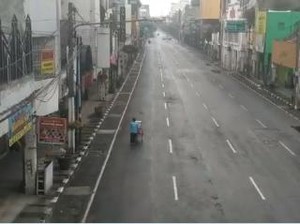 Di Tengah Sepinya Jalanan, Penjual Bandros Ini Masih Semangat Jualan
