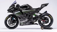 Sejumlah emblem sponsor pun disematkan di area undercowl, termasuk tulisan Kawasaki, Ninja ZX-25R, hingga emblem Kawasaki Racing Team (KRT), yang dipasang di beberapa bagian bodi.Foto: Kawasaki
