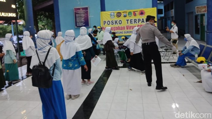 Santri asal Pasuruan dari ponpes di sejumlah daerah di Jatim mulai pulang kampung. Sore tadi ada 30 santri Ponpes Nurul Jadid Paiton Probolinggo yang tiba di Pasuruan.