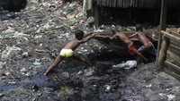 Anak-anak mengeluarkan sampan di perkampungan kumuh di Makoko di Lagos, Nigeria, Sabtu (21/3/2020). Lockdown pun diambil oleh Afrika saat kasus positif Corona tembus di atas angka 1.000. Nigeria pun langsung mengumumkan penutupan bandara untuk semua penerbangan internasional yang masuk atau keluar selama lurang lebih satu bulan. Kekhawatiran pun meningkat soal kesejahteraan rakyatnya yang hidup dibawah garis kemiskinan paling rentan terserang penyebaran Corona. Terlebih negara terpadat di Afrika ini sulit untuk menerapkan social distancing sehingga kasus positif Corona disana terus meningkat. AP Photo/Sunday Alamba.