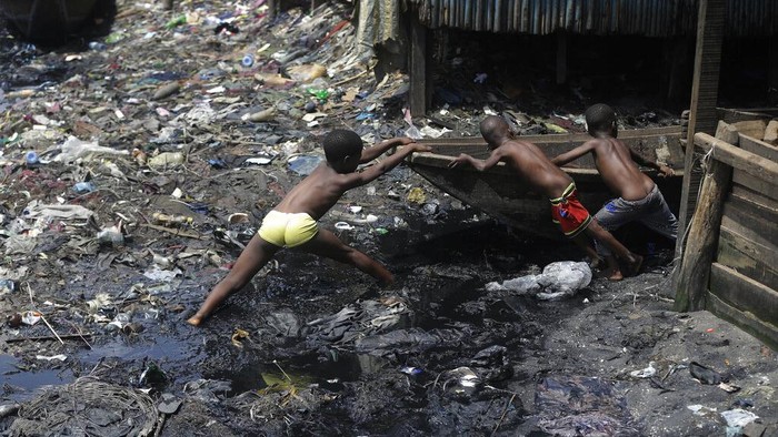 COVID-19 yang mejadi pandemi global merebak hingga ke negara miskin di dunia. Warga di sana pun bertahan hidup dengan seadanya dari serangan wabah Corona.