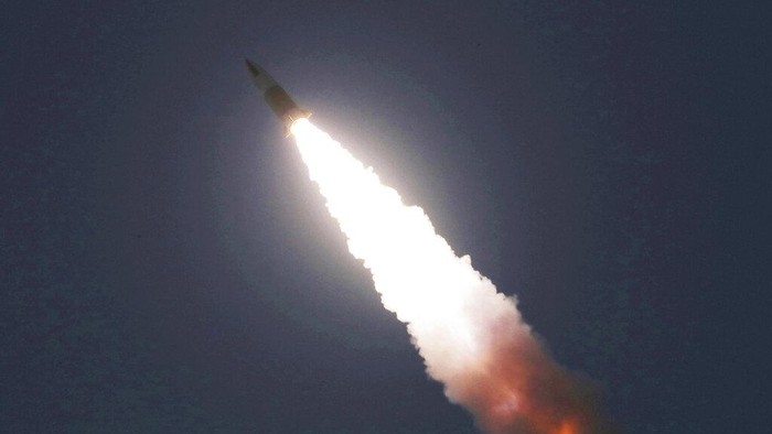 Media milik pemerintah Korea Utara melaporkan, Senin (30/3), Korea Utara sukses melakukan uji coba peluncuran roket-roket terbaru sehari lalu.  Berikut potretnya.