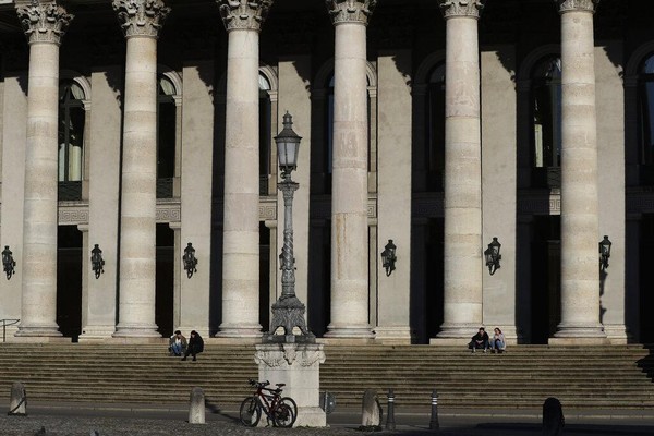 Dua pasangan duduk di tangga gedung opera saat matahari terbenam di pusat kota di Munich, Jerman, Senin, 30 Maret 2020. Kekhawatiran akan meningkatnya penyebaran COVID-19 mengancam industri pariwisata di seluruh Eropa. Data menunjukkan sektor ini mengalami pukulan serius. Bahkan bisa menjadi lebih parah lagi. AP Photo/ Matthias Schrader. Dua pasangan duduk di tangga gedung opera saat matahari terbenam di pusat kota di Munich, Jerman, Senin, 30 Maret 2020. Kekhawatiran akan meningkatnya penyebaran COVID-19 mengancam industri pariwisata di seluruh Eropa. Data menunjukkan sektor ini mengalami pukulan serius. Bahkan bisa menjadi lebih parah lagi. AP Photo/ Matthias Schrader.