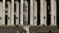 Dua pasangan duduk di tangga gedung opera saat matahari terbenam di pusat kota di Munich, Jerman, Senin, 30 Maret 2020. Kekhawatiran akan meningkatnya penyebaran COVID-19 mengancam industri pariwisata di seluruh Eropa. Data menunjukkan sektor ini mengalami pukulan serius. Bahkan bisa menjadi lebih parah lagi. AP Photo/ Matthias Schrader.