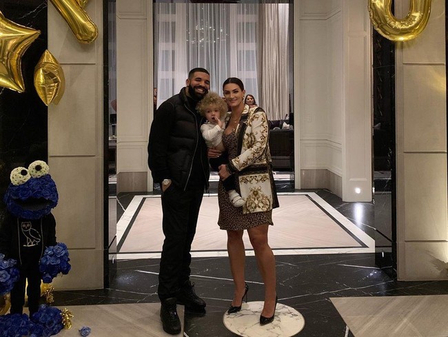 Seperti Drake, Sophie Brussaux pun juga baru saja mengungkap wajah anaknya di Instagram dalam serangkaian foto yang juga menampilkan kehadiran Drake. Foto: Instagram @sophieknowsbetter