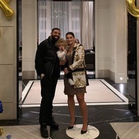 Seperti Drake, Sophie Brussaux pun juga baru saja mengungkap wajah anaknya di Instagram dalam serangkaian foto yang juga menampilkan kehadiran Drake. Foto: Instagram @sophieknowsbetter