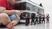 Bukan hanya orang dewasa yang gabut, anak-anak juga pasti merasa bosan seharian di rumah. Sebagai gantinya, mereka bisa bermain sambil belajar. Salah satunya seperti ini, menyemprotkan hand sanitizer pada para tokoh hero.  Foto: istimewa