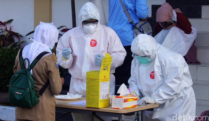 Ratusan warga mengikuti rapid tes di Kota Cimahi, Jawa Barat, Selasa (31/3). Kebanyakan dari mereka adalah warga yang mendaftar melalui Pikobar.