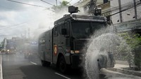 Di Jogja, polisi juga menyemprot di kawasan Tugu Pal Putih, Daerah Istimewa Yogyakarta (DIY), Selasa (31/3/2020). ANTARA FOTO/Andreas Fitri Atmoko
