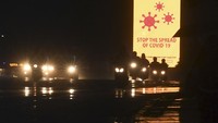 Presiden Jokowi meminta penerapan pembatasan sosial berskala besar, physical distancing dilakukan lebih tegas, lebih disiplin dan lebih efektif untuk menekan penyebaran COVID-19. ANTARA FOTO/Wahyu Putro A.  
