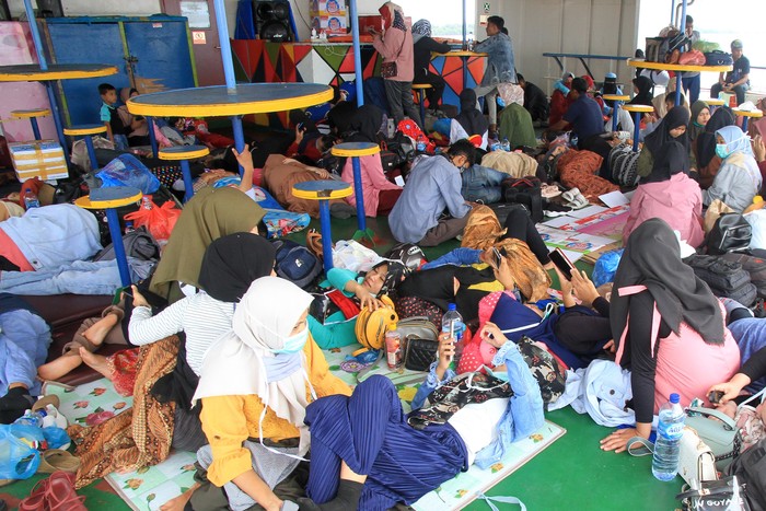 Presiden Joko Widodo menghimbau masyarakat Indonesia untuk tidak diperkenankan mudik demi mencegah penularan virus corona (COVID-19).