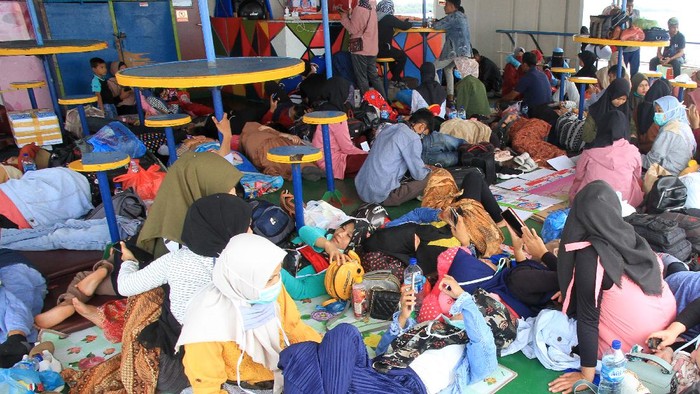 Presiden Joko Widodo menghimbau masyarakat Indonesia untuk tidak diperkenankan mudik demi mencegah penularan virus corona (COVID-19).