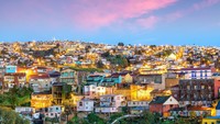 Badan legislatif nasional Chile dapat menikmati matahari terbenam Samudra Pasifik dari Kota Valparaíso. Kota ini adalah pusat bangunan bersejarah yang terdaftar di UNESCO (Foto: CNN)
