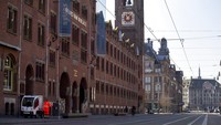 Seperti di Belanda ini, pegawai kotamadya tampak membersihkan tempat sampah, di jalan Damrak yang terlihat hampir kosong di pusat kota Amsterdam, Belanda. Tak ada aktivitas yang ramai di jalan-jalan tersebut.