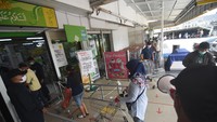  Pembatasan jumlah pengunjung yang berbelanja tersebut adalah untuk mencegah penyebaran COVID-19. ANTARA FOTO/Indrianto Eko Suwarso