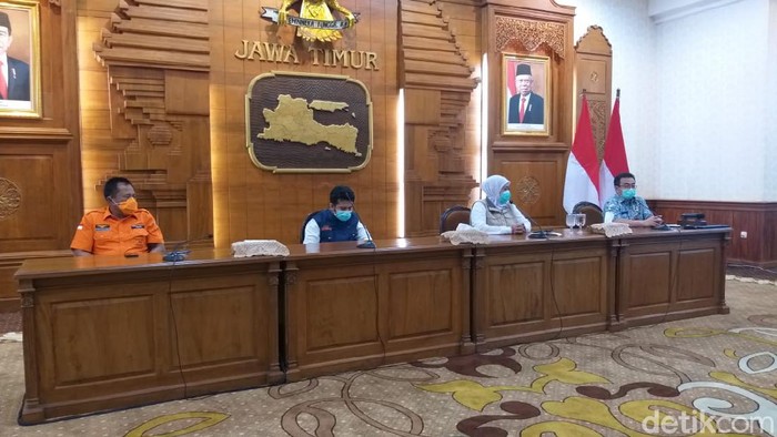 Gubernur Jawa Timur Khofifah jumpa pers di grahadi