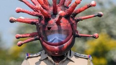 Gaya Polisi India Pakai Helm Corona Demi Tertibkan Warga saat Lockdown