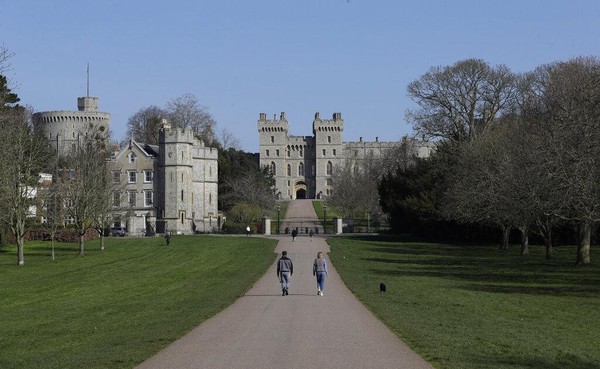 Warga menjaga jarak ketika mereka berjalan-jalan dengan anjing di Long Walk di Windsor Castle, Inggris Selasa, 24 Maret 2020. Saat ini Inggris masih dalam suasana lockdown untuk antisipasi COVID-19. AP Photo/Kirsty Wigglesworth. Warga menjaga jarak ketika mereka berjalan-jalan dengan anjing di Long Walk di Windsor Castle, Inggris Selasa, 24 Maret 2020. Saat ini Inggris masih dalam suasana lockdown untuk antisipasi COVID-19. AP Photo/Kirsty Wigglesworth.