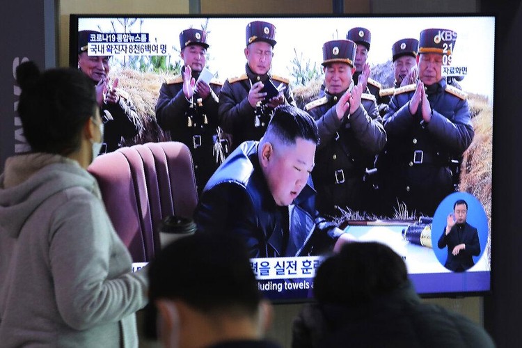 Media milik pemerintah Korea Utara melaporkan, Senin (30/3), Korea Utara sukses melakukan uji coba peluncuran roket-roket terbaru sehari lalu.