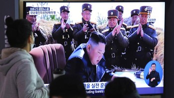Orang-orang menonton layar televisi yang memperlihatkan gambar file pemimpin Korea Utara Kim Jong Un selama program berita di Stasiun Kereta Api Seoul di Seoul, Korea Selatan, Korea Utara pada hari Sabtu menembakkan dua rudal balistik jarak dekat yang diduga ke laut, kata militer Korea Selatan, karena terus memperluas kemampuan militer di tengah negosiasi nuklir menemui jalan buntu dengan pemerintahan Trump dan krisis kesehatan global yang melumpuhkan. (Foto AP/Ahn Young-joon)