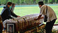 Pengusaha yang juga Ketua Persatuan Atletik Seluruh Indonesia (PASI) serta mantan Menteri Perindustrian dan Perdagangan (Memperindag) pada era Orde Baru itu wafat pada usia 89 tahun karena kanker paru-paru.