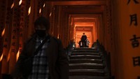 Seorang wisatawan melewati gerbang Torii di Kuil Fushimi Inari, Kyoto, Jepang. Penurunan wisatawan ini berdampak pada jutaan pekerjaan yang berkaitan dengan pariwisata.  AP Photo/Jae C. Hong.