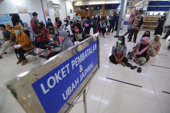 Presiden Joko Widodo menghimbau masyarakat Indonesia untuk tidak diperkenankan mudik demi mencegah penularan virus corona (COVID-19).