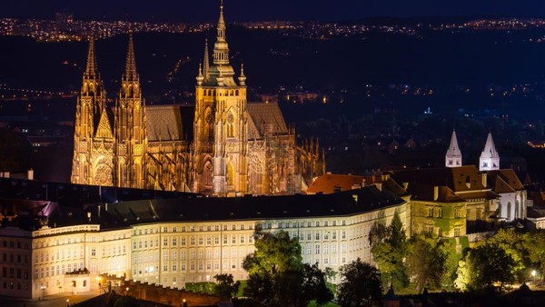 Kastil Praha, yang terdaftar di UNESCO. Didirikan pada abad ke-9, kastil yang luas adalah kantor resmi Presiden Republik Ceko (Foto: CNN) Kastil Praha, yang terdaftar di UNESCO. Didirikan pada abad ke-9, kastil yang luas adalah kantor resmi Presiden Republik Ceko (Foto: CNN)