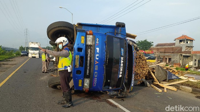  Truk  Muat Kayu  Terguling di Jalur Arteri Porong Satu 