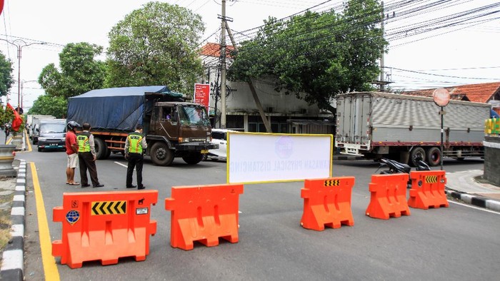 Sejumlah Wilayah di Indonesia Terapkan Pembatasan WIlayah Kasus COVID-19 di Indonesia terbanyak berada di Jakarta. Sehingga wacana lockdown atau karantina wilayah sangat digencarkan untuk segera dilaksanakan.