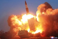 Media milik pemerintah Korea Utara melaporkan, Senin (30/3), Korea Utara sukses melakukan uji coba peluncuran roket-roket terbaru sehari lalu.