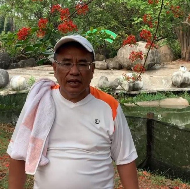 Gaya sederhana Hotman Paris saat olahraga dengan kaos putih dan handuk kecil yang menempel di pundak. Foto: instagram