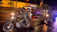Aparat keamanan gabungan dari TNI dan Polri berpatroli di beberapa titik pusat keramaian untuk membubarkan massa yang berkumpul guna mengurangi penyebaran virus Corona yang semakin merajalela di Indonesia. ANTARA FOTO/Adwit B Pramono