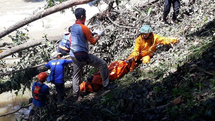 Bocah 11 tahun meninggal usai hanyut tenggelam di sungai Ciliwung