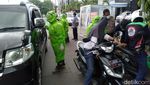 Potret Petugas Pakai APD Jaga Perbatasan Kota Tegal