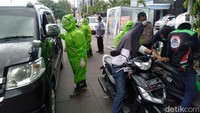 Sejak diberlakukan isolasi wilayah, posko ini langsung melayani ratusan pengendara baik motor maupun mobil. Semua satu per satu dicek untuk memastikan kondisi kesehatan para pendatang.