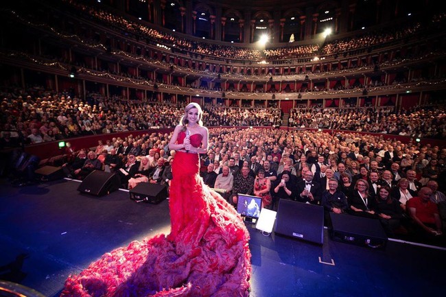 Berniat menolong, perempuan berdarah Wales, Inggris, itu malah menjadi korban juga. Ponsel pribadinya berhasil dirampas. Beruntung penjahat tersebut tidak melukai Katherine dan wanita tua tersebut. Saya juga diserang. Tapi ini sudah menjadi panggilan dari keyakinan saya untuk menolong sesama dan memberi maaf, kata Katherine. Ia mengaku telah memaafkan pelaku yang diketahui sebagai seorang remaja perempuan.  (Foto: Instagram/@katherinejenkinsobe)