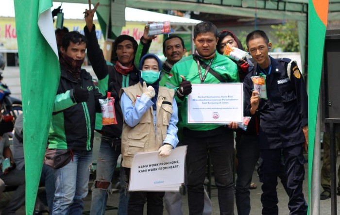 Komunitas TurunTangan Jakarta Peduli Wabah Covid-19 Relawan Komunitas TurunTangan Jakarta membagikan paket kesehatan kepada para pekerja yang tidak bisa #kerjadarirumah. Mereka membagikan masker dan hand sanitizer.