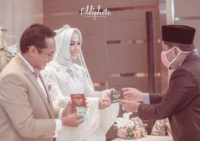 Eddies Adelia yang berdarah Palembang dari ayahnya dan Yogyakarta dari ibunya, menggunggah momen bahagianya melalui akun Instagramnya @eddiesadellia pada Senin (30/3/2020).My wedding  Assalammualaikum Wr. Wb. Alhamdulillah. Kami bersyukur pada Allah SWT. Atas ijin-Nya, kami telah melangsungkan ibadah Akad Nikah pada hari Rabu, 25 Maret 2020 di Hotel InterContinental Pondok Indah Jakarta pukul 10.00 WIB yang hanya di hadiri oleh Keluarga Inti semata, mengingat kondisi saat ini yang tidak memungkinkan untuk mengundang banyak Tamu. Kami mohon do’a Bapak/Ibu/Saudara2 sekalian, semoga keluarga yang akan kami bangun, insya Allah menjadi keluarga Sakinah, Mawadah, Warahmah. Terimakasaih Banyak, kepada semua pihak yang membantu kelancaran acara kami. 🏻 Wassalamualaikum Wr. Wb. Salam Bahagia *Eddies & Ferry*, tulisnya. Foto: instagram @aldiphoto